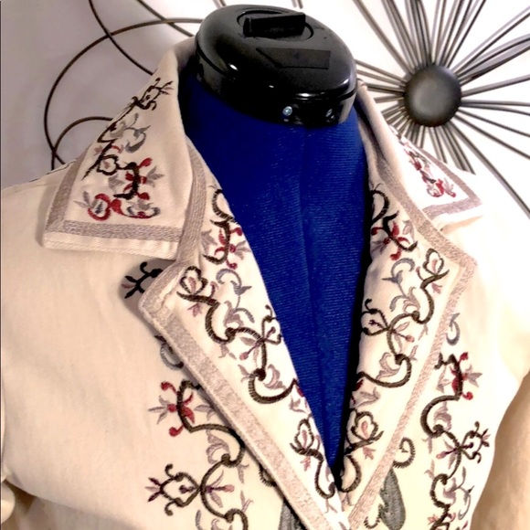 Gorgeous embroidered coat - Picture 2 of 8